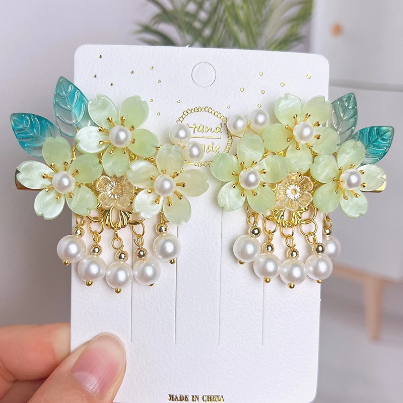 Green three small flower clip